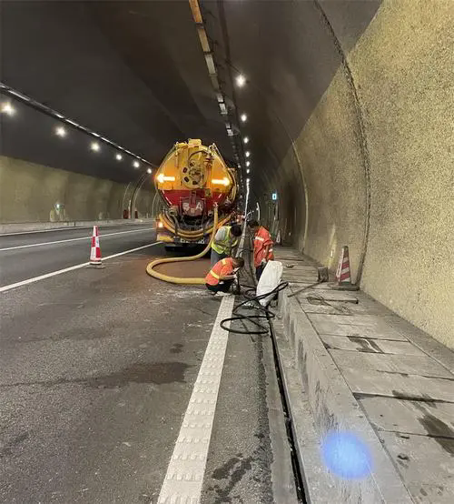 永安隧道排水渠清淤